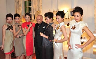 Mariusz Gliwiński z modelkami w zaprojektowanej przez niego biżuterii