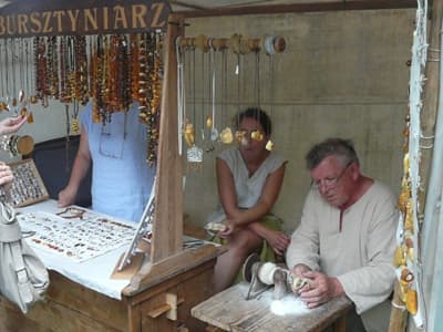 Pokaz obróbki bursztynu dawnymi technikami 