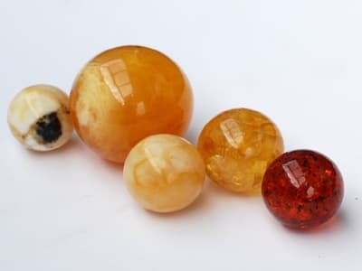 Kulki z bursztynu kształtowanego