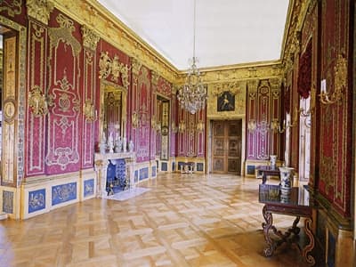 10.	Galeria pałacu w Charlottenburgu, gdzie dokonana była pierwsza prezentacja nieukończonego całkowicie wystroju bursztynowego gabinetu