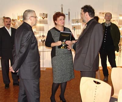 Elżbieta Sobótka w towarzystwie projektantów