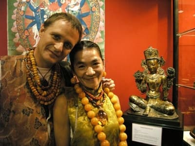 Udo Wilhelm wraz z żoną prowadzi w Hongkongu firmę Lamma Amber Shop