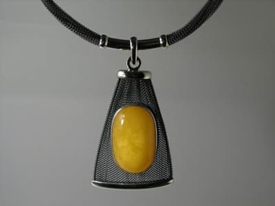 Praca Magdaleny i Tomasza Stajszczaków z wystawy "Czas srebra i bursztynu"