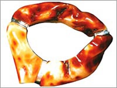 Bursztynowa bransoleta autorstwa Andrzeja Wiszniewskiego zdobyła wyróżnienie w Międzynarodowym Konkursie Sztuki Bursztynniczej Krajów Nadbałtyckich 1999