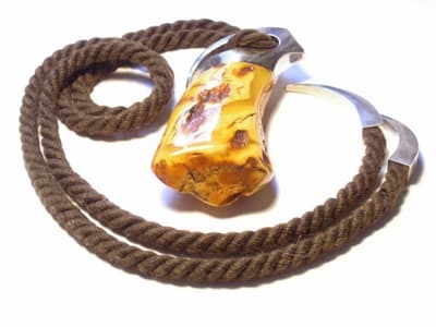 Na wystawie z cyklu "Bursztyn w kobiecych dłoniach" zobaczymy prace Pauliny Binek 