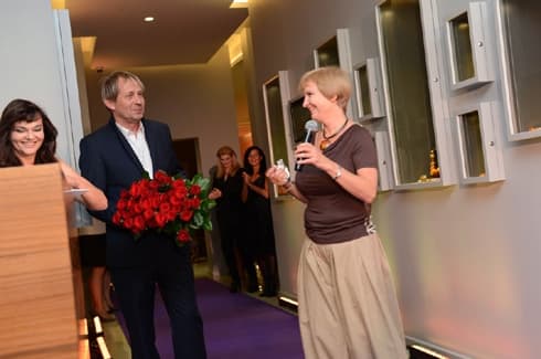 Ewa Rachoń w imieniu branży bursztynniczej dziękuje Tomaszowi Mikołajczykowi za jego wkład w promocję bursztynu - Muzeum Bursztynu