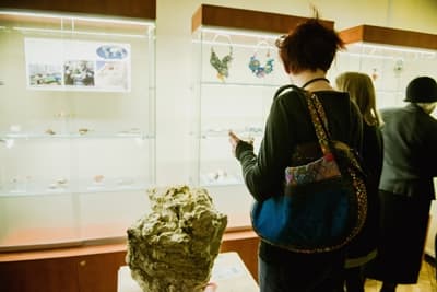 Ciekawostką wystawy jest bryła kopalu kauri o imponującej wadze ponad 50 kg