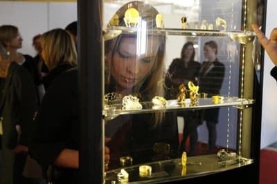 Wystawa bursztynowych prac studentów interpretujących trendy