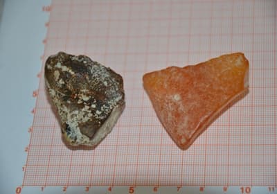 Bursztyn impaktowy (z lewej) i bursztyn niezmieniony