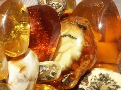 Barwne bryłki bursztynu