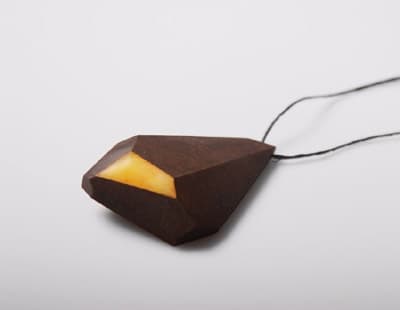 Michał Biliński, wisior: bursztyn bałtycki, drewno