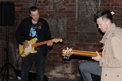 Wojciech Mazolewski i Tymon Tymański na nocnym koncercie w Muzeum Bursztynu