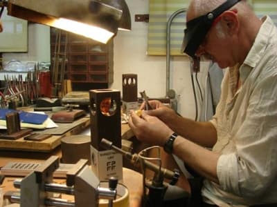 Karol Maciejewski przy pracy nad statuetką Bursztynowych Lwów