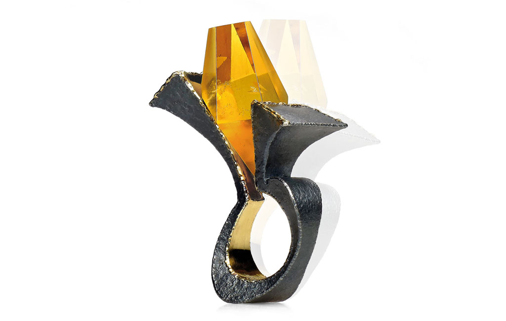 Pierścień z bursztynem bałtyckim autorstwa Pawła Kaczyńskiego